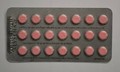 Photo de ce à quoi devrait ressembler une plaquette d’Alysena 21 : trois rangées de comprimés roses (actifs)
