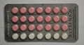 Photo de ce à quoi devrait ressembler une plaquette d’Alysena 28 : trois rangées de comprimés roses (actifs) et une seule rangée de comprimés blancs (placebo)