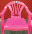 Chaise de patio en plastique pour enfants démontrée en rose  avec le numéro de modèle 3006952