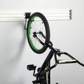 Vélo suspendu au crochet à l'aide du système Trackwall Husky Securelock