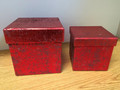 Boîte cubique de taille moyenne et boîte cubique de petite taille de couleur rouge vin éclatant