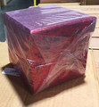 Boîte cadeau décorative emballée dans un sac de cellophane transparent scellé