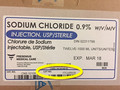 Ceci est une image de l'étiquette du produit fixée sur le côté de la boîte du produit. Il y a un anneau jaune encerclant le numéro de lot et la date d'expiration pour montrer où ces renseignements se trouvent sur la boîte.