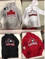 Chandails à capuchon avec fermeture éclair pour jeunes Puresweats Canadiana – gris, blanc, noir et rouge