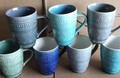 Image des tasses offertes en différentes couleurs : bleu pâle, bleu royal, gris pâle, bleu sarcelle, bleu moyen, bleu sarcelle pâle et gris. 