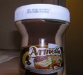 Tartinade aux noisettes avec du lait et du cacao de marque Armella Duo