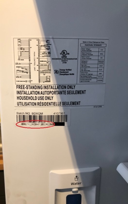 Emplacement de l’étiquette à l’intérieur de la porte du réfrigérateur, au-dessus du distributeur d’eau, sur laquelle figurent le numéro de modèle et le numéro de série de l’appareil