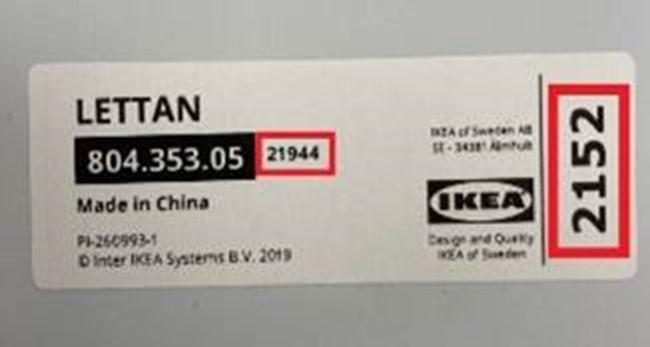 Étiquette avec le code du fournisseur et la date au dos du miroir