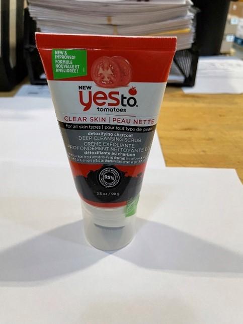 Yes to tomatoes – exfoliant détoxifiant pour un nettoyage en profondeur au charbon de bois