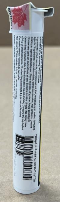 Un produit dans un tube avec une étiquette bleue, un symbole de cannabis normalisé en forme d’octogone rouge et une boîte d’avertissement de santé jaune. Un logo est à côté du symbole du cannabis. L’étiquette comporte également des informations sur le produit comme le nom de produit, la classe de cannabis, le contenu en cannabinoïdes, la liste des ingrédients et le code-barre.